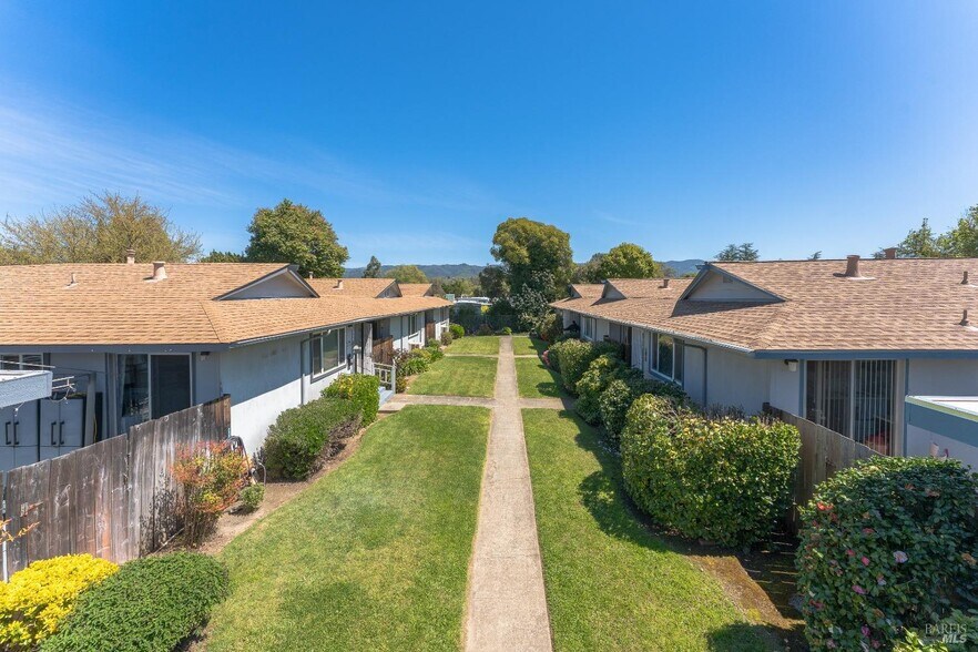 649 Leslie St, Ukiah, CA à vendre - Photo principale – Image 1 sur 37