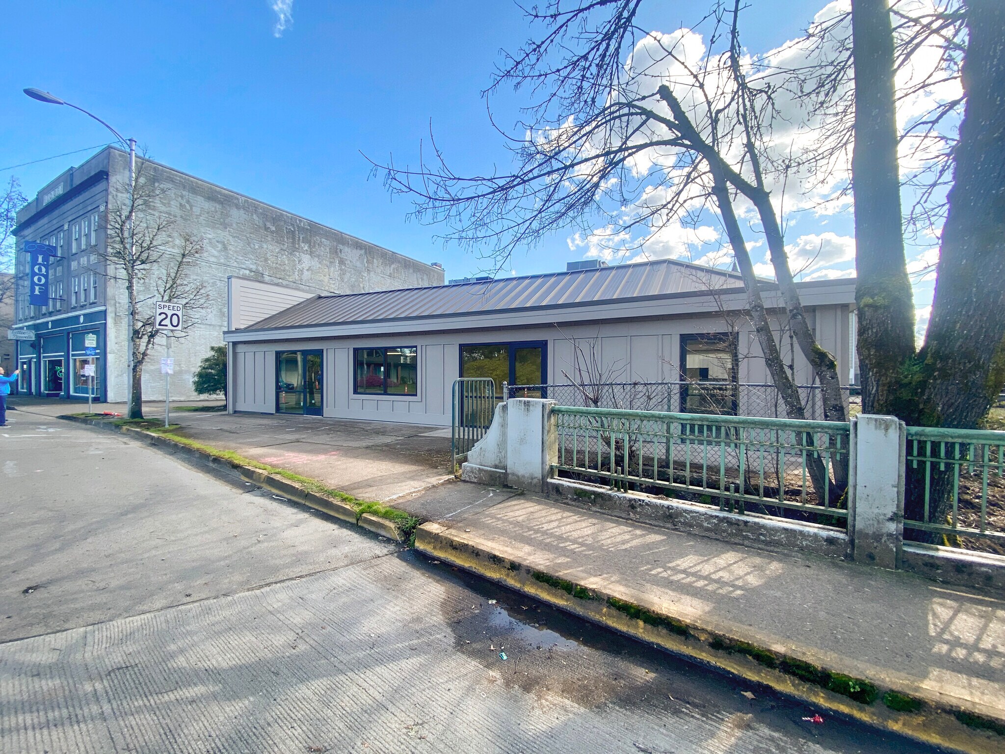 303 E Main St, Cottage Grove, OR à louer Photo principale– Image 1 sur 7