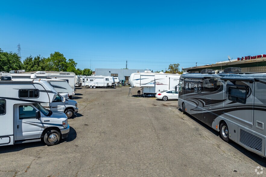 11 Quinta Ct, Sacramento, CA à vendre - Photo de l’immeuble – Image 3 sur 6