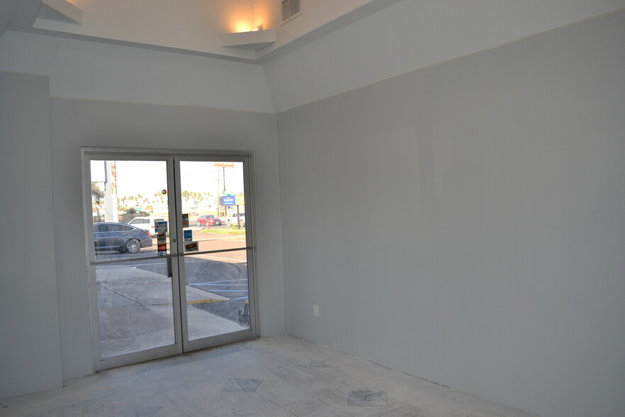 4910 San Bernardo Ave, Laredo, TX à louer - Photo intérieure – Image 2 sur 8