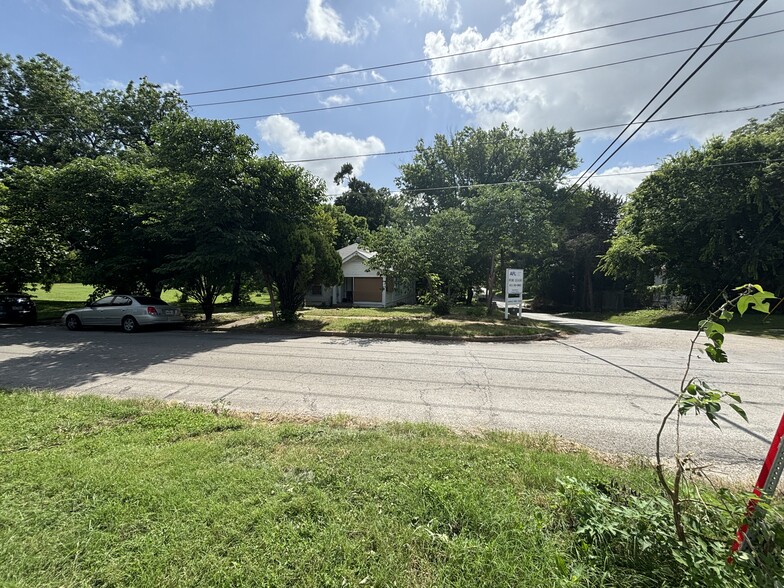 1402 Englewood Rd, Dallas, TX à louer - Photo de l’immeuble – Image 3 sur 4
