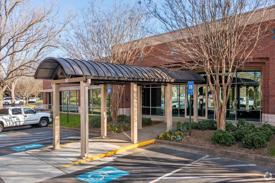 5000 Research Ct, Suwanee, GA à louer - Photo de l’immeuble – Image 2 sur 6