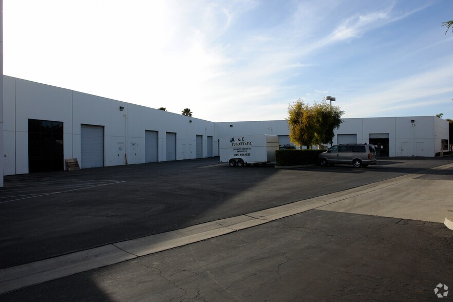 2011 Auto Center Dr, Oxnard, CA à louer - Photo de l’immeuble – Image 3 sur 8