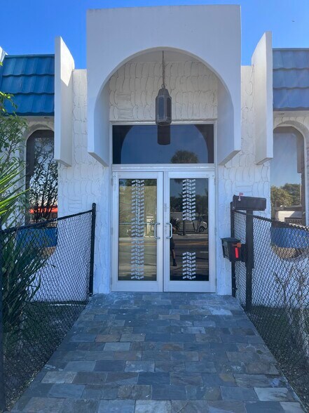 14205 W Dixie Hwy, North Miami, FL à vendre - Photo de l’immeuble – Image 2 sur 22