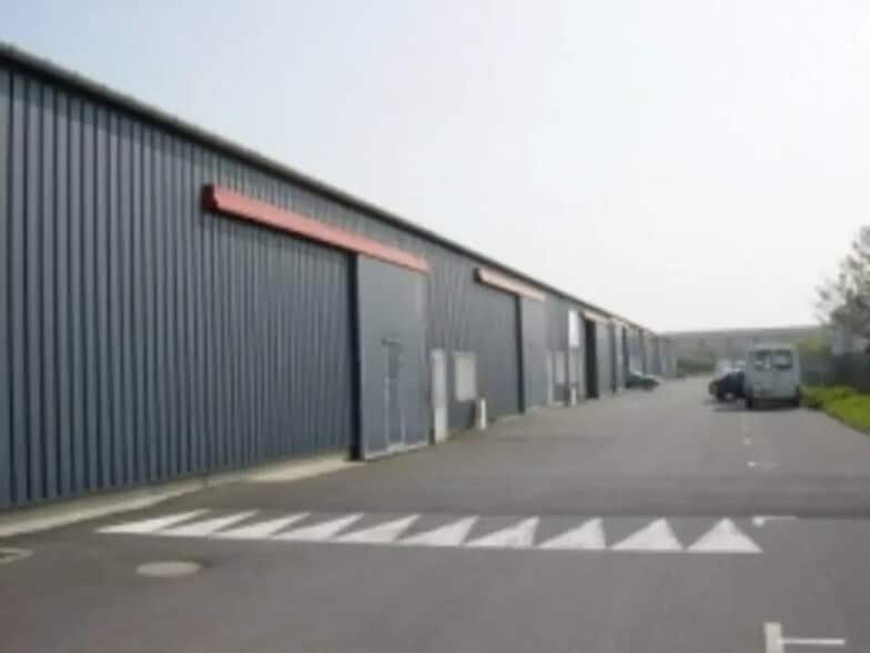 Local d’activités dans Grentheville à louer - Photo de l’immeuble – Image 1 sur 1