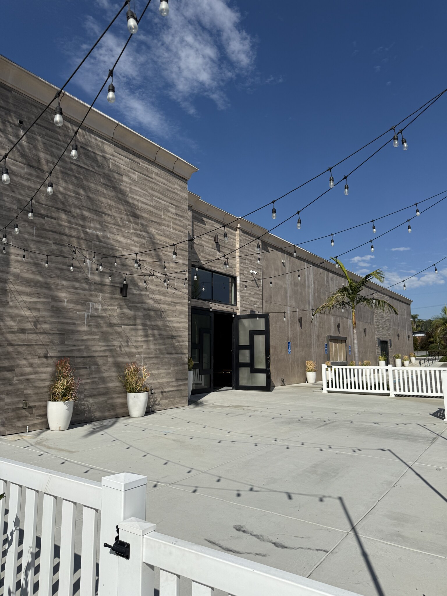 651 W Whittier Blvd, La Habra, CA à louer Photo principale– Image 1 sur 6