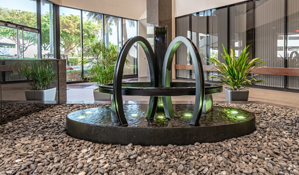 1555 Palm Beach Lakes Blvd, West Palm Beach, FL à louer - Hall d’entrée – Image 2 sur 22