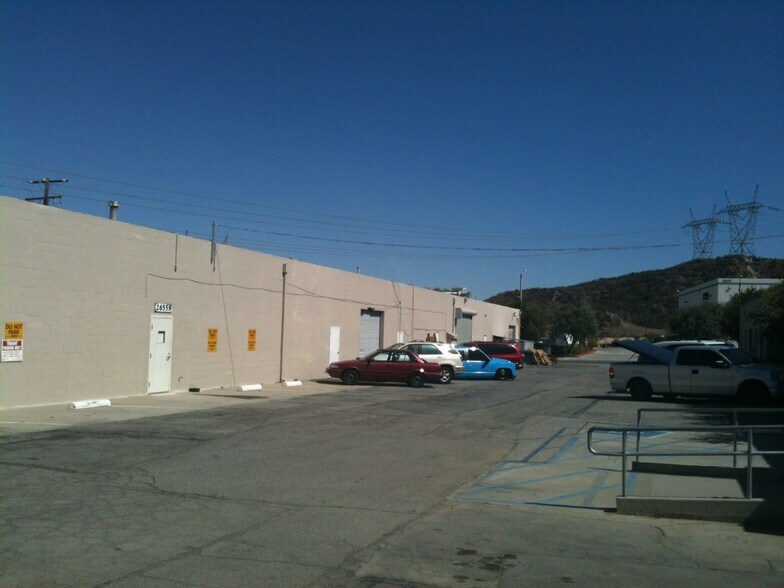 26541 Ruether Ave, Santa Clarita, CA à louer - Photo de l’immeuble – Image 2 sur 10