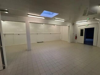 Plus de détails pour Local d'activités à louer