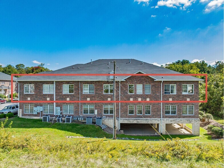 120 Chadwick Square Ct, Hendersonville, NC à vendre - Photo de l’immeuble – Image 2 sur 33