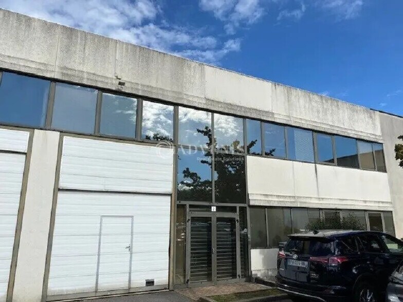 Local d’activités dans Poissy à louer - Photo de l’immeuble – Image 2 sur 7