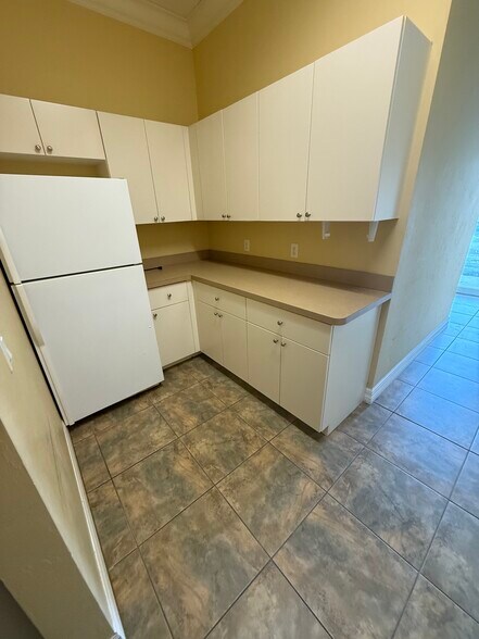 750 Tamiami Trl, Port Charlotte, FL à louer - Photo de l’immeuble – Image 3 sur 11