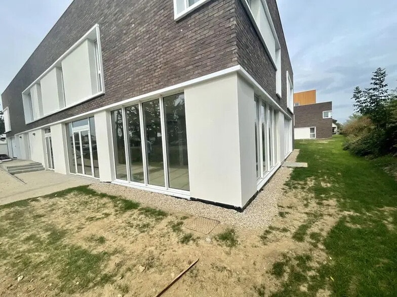 Local commercial dans Franqueville-Saint-Pierre à vendre - Photo de l’immeuble – Image 2 sur 8