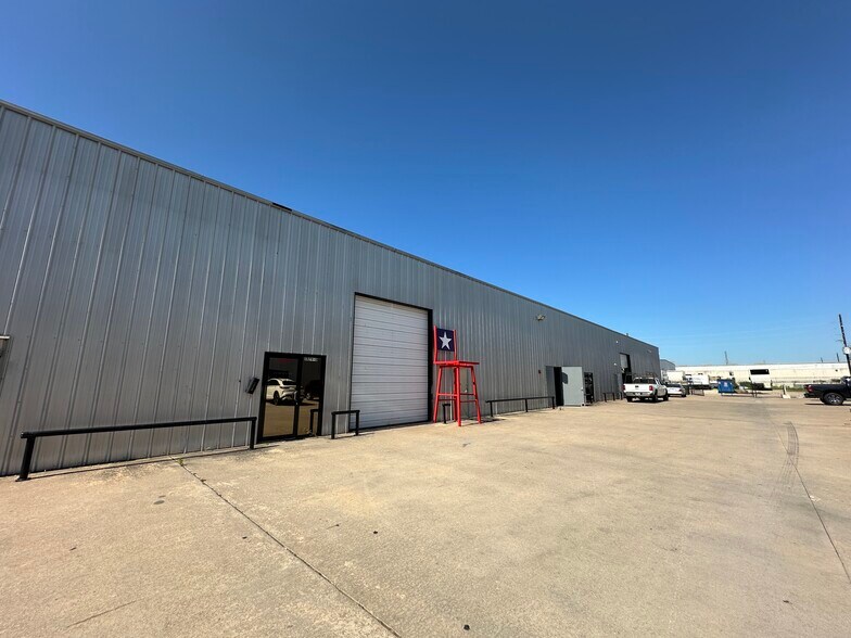 5485 W Sam Houston Pky N, Houston, TX à louer - Photo de l’immeuble – Image 3 sur 21
