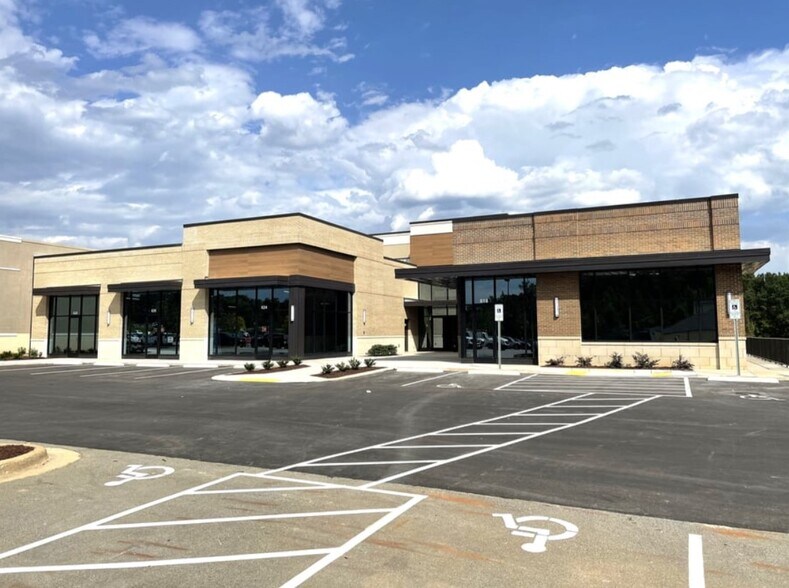620 Lakestone Commons Ave, Fuquay-Varina, NC à louer - Photo de l’immeuble – Image 2 sur 6