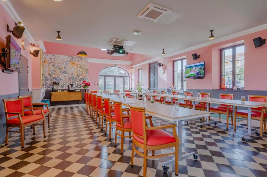 Local d'activités dans Genas à vendre - Photo de l’immeuble – Image 3 sur 15