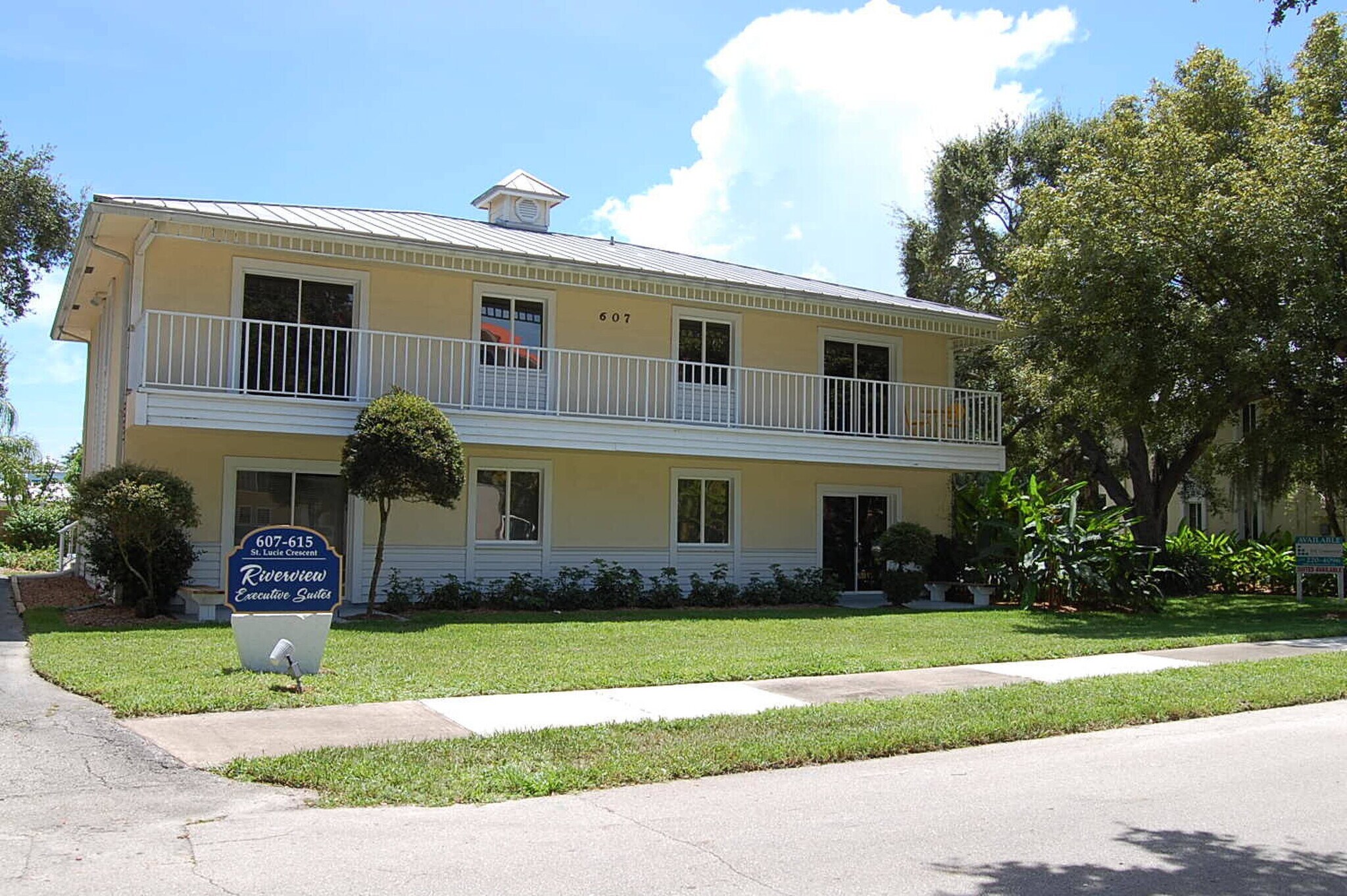 615 SW Saint Lucie Cres, Stuart, FL à louer Photo de l’immeuble– Image 1 sur 9