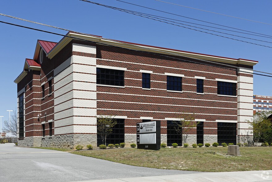 3410 Village Dr, Fayetteville, NC à louer - Photo de l’immeuble – Image 2 sur 11