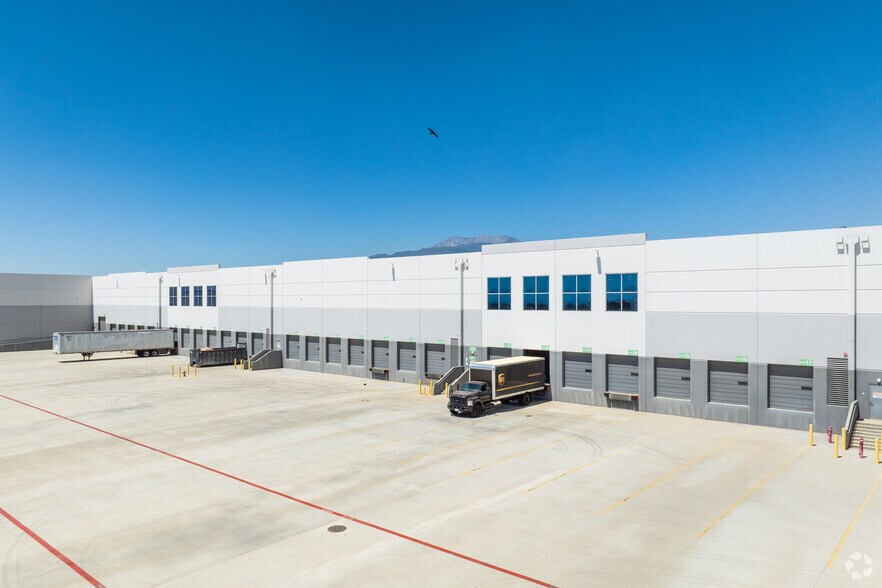 6010 N Cajon Blvd, San Bernardino, CA à louer - Photo de l’immeuble – Image 2 sur 4