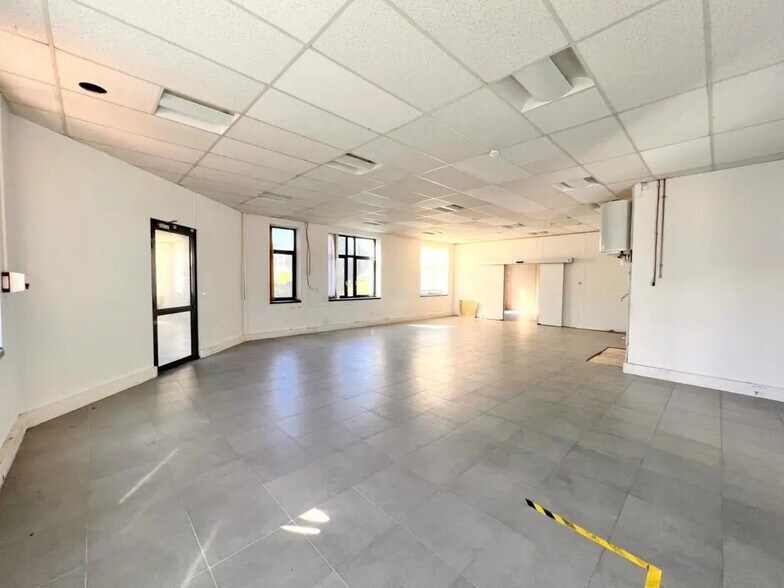 Local d'activités dans Montigny-le-Bretonneux à vendre - Photo de l’immeuble – Image 3 sur 14