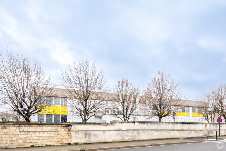 Local d’activités dans Ivry-sur-Seine à louer - Photo de l’immeuble – Image 2 sur 3