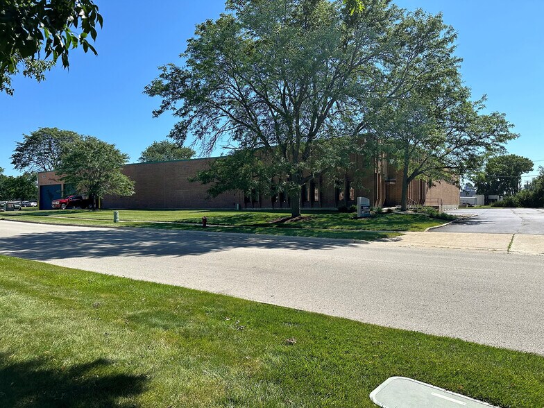1035 N Hilltop Dr, Itasca, IL à louer - Photo de l’immeuble – Image 3 sur 4