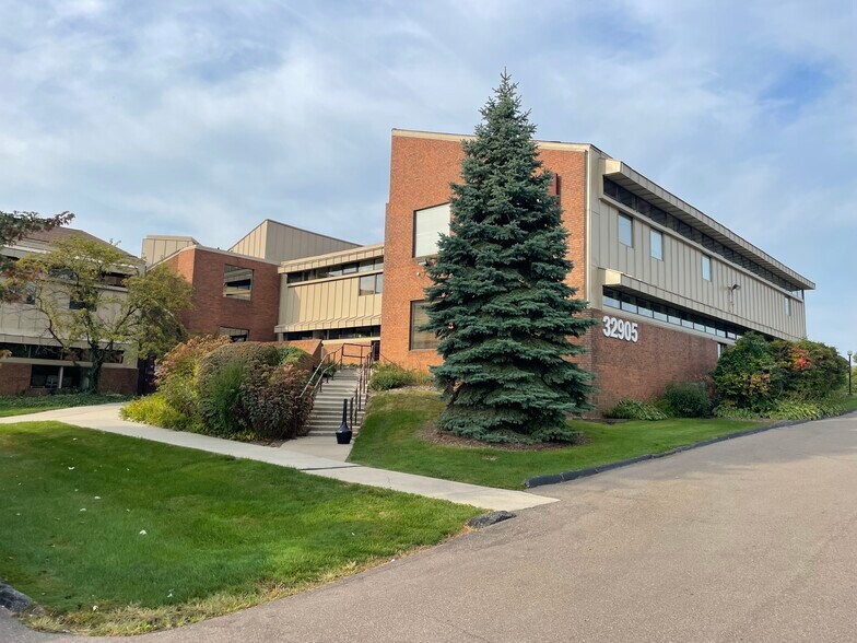 32905 W 12 Mile Rd, Farmington Hills, MI à vendre - Photo de l’immeuble – Image 3 sur 29
