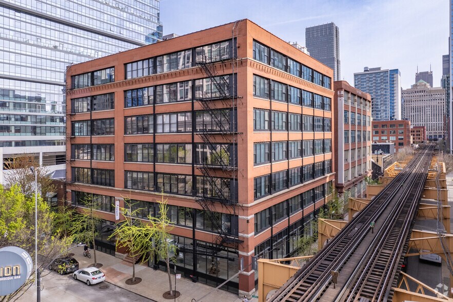 223 W Erie St, Chicago, IL à louer - Photo de l’immeuble – Image 1 sur 13