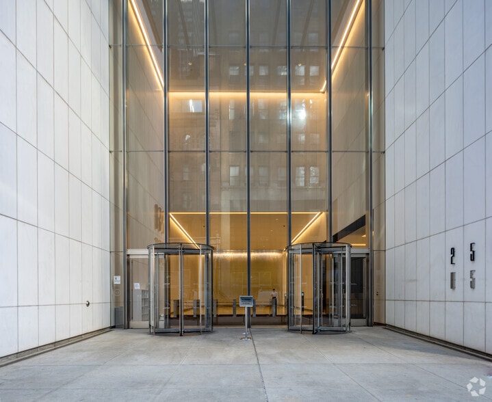 250 W 55th St, New York, NY à louer - Photo de l’immeuble – Image 2 sur 7