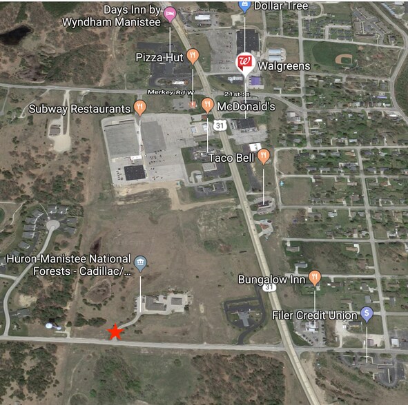 412 Red Apple Rd, Manistee, MI à louer - Photo de l’immeuble – Image 3 sur 4
