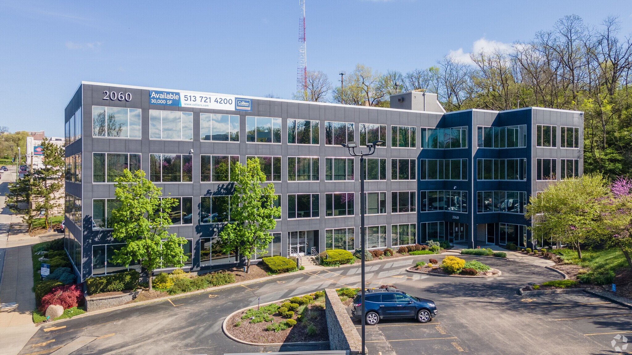 2060 Reading Rd, Cincinnati, OH à louer Photo principale– Image 1 sur 8