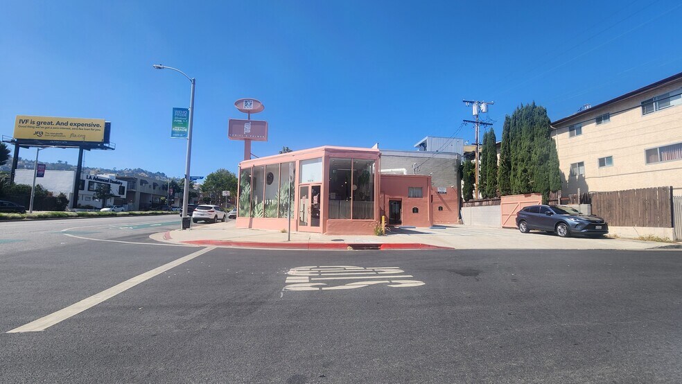 1000 N Fairfax Ave, West Hollywood, CA à vendre - Photo de l’immeuble – Image 2 sur 13