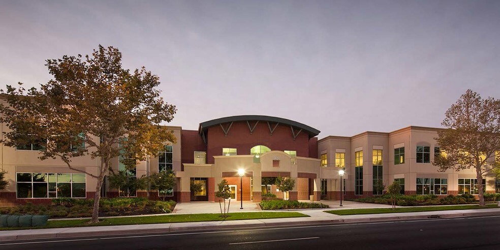 2400 Del Paso Rd, Sacramento, CA à louer - Photo de l’immeuble – Image 1 sur 7