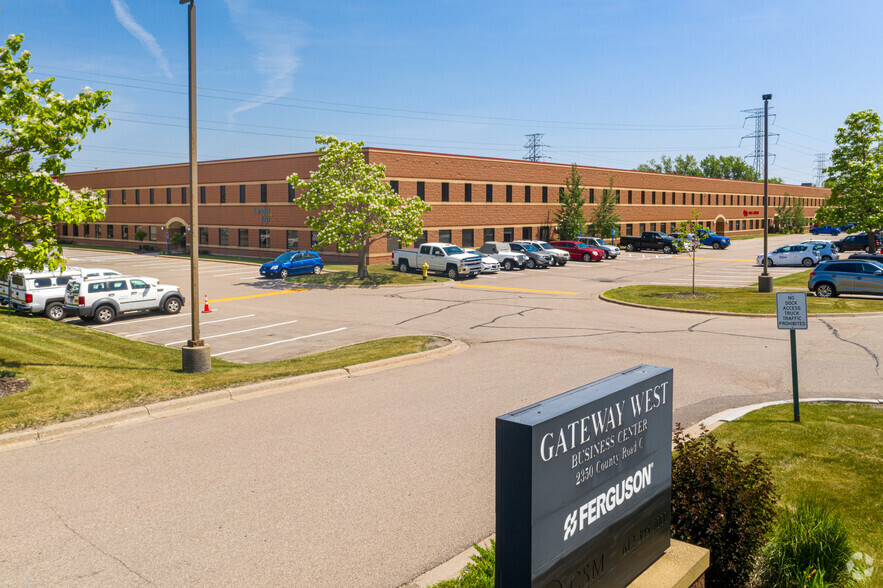 2340 W County Road C, Roseville, MN à louer - Photo de l’immeuble – Image 1 sur 6