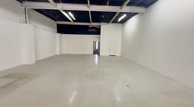 8033 Remmet Ave, Canoga Park, CA à louer Photo intérieure– Image 1 sur 5