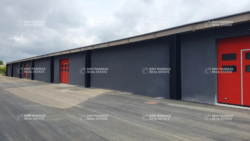 Local d'activités dans Maurepas à vendre - Photo de l’immeuble – Image 3 sur 5