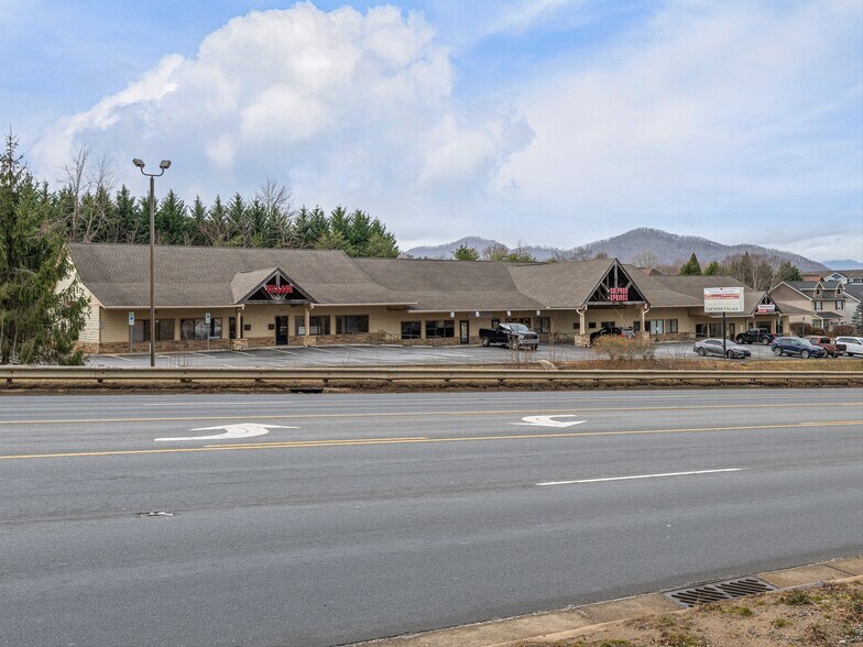 876 New Leicester Hwy, Asheville, NC à louer - Photo de l’immeuble – Image 2 sur 5