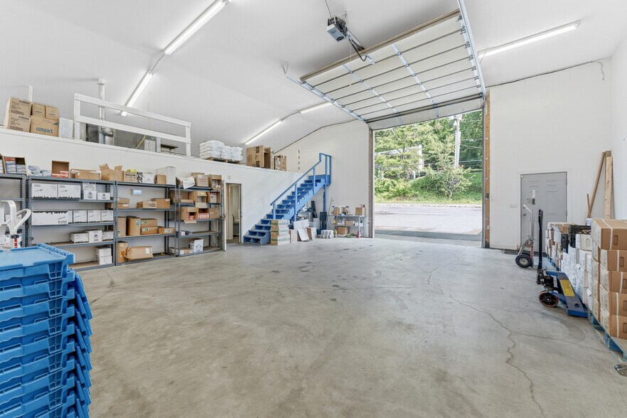 949 Canyon Rd, Morgantown, WV à louer - Photo de l’immeuble – Image 2 sur 11