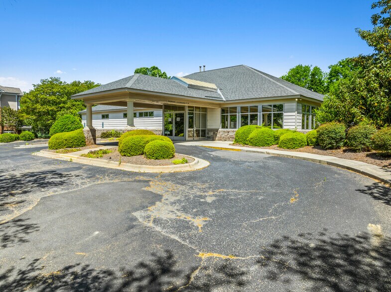 700 Sunset Ave, Asheboro, NC à louer - Photo de l’immeuble – Image 2 sur 15