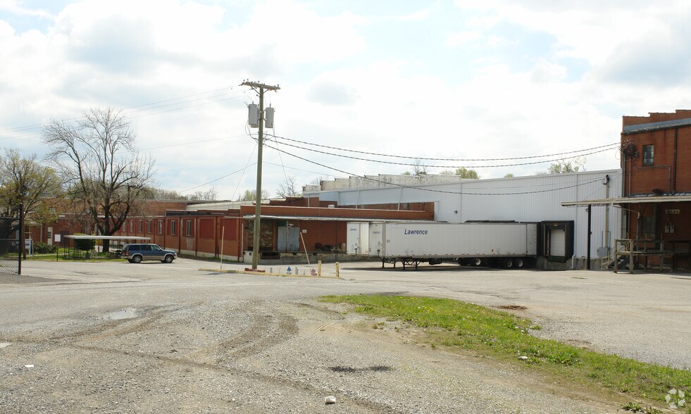 3330 Hollins Rd, Roanoke, VA à louer - Photo de l’immeuble – Image 3 sur 7