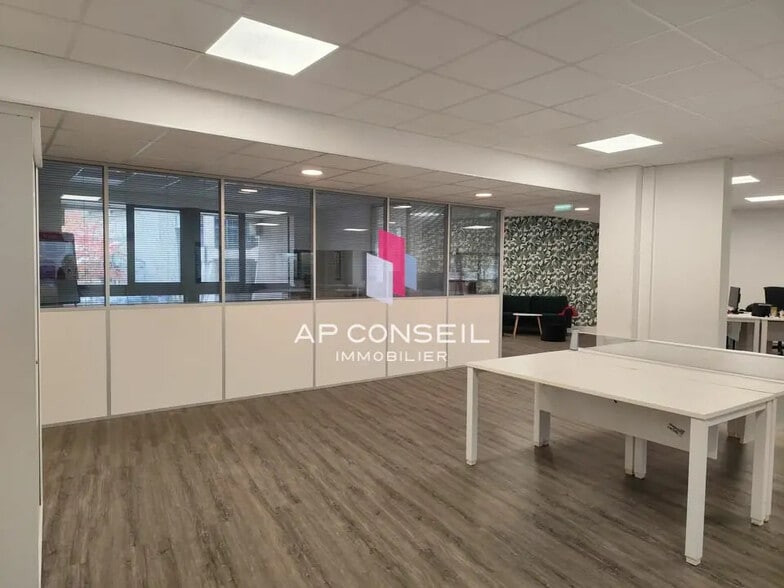 Bureau dans Montigny-le-Bretonneux à louer - Photo de l’immeuble – Image 3 sur 6