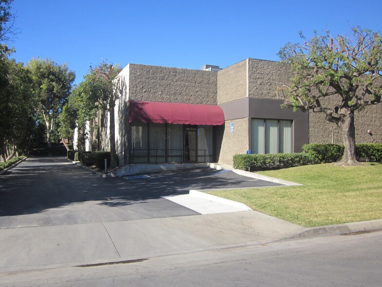 14201-14211 Chambers Rd, Tustin, CA à louer - Photo de l’immeuble – Image 3 sur 6