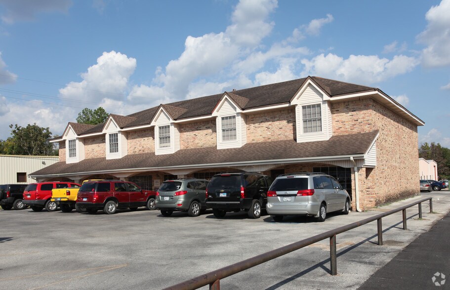 2210 N Frazier St, Conroe, TX à louer - Photo de l’immeuble – Image 2 sur 9