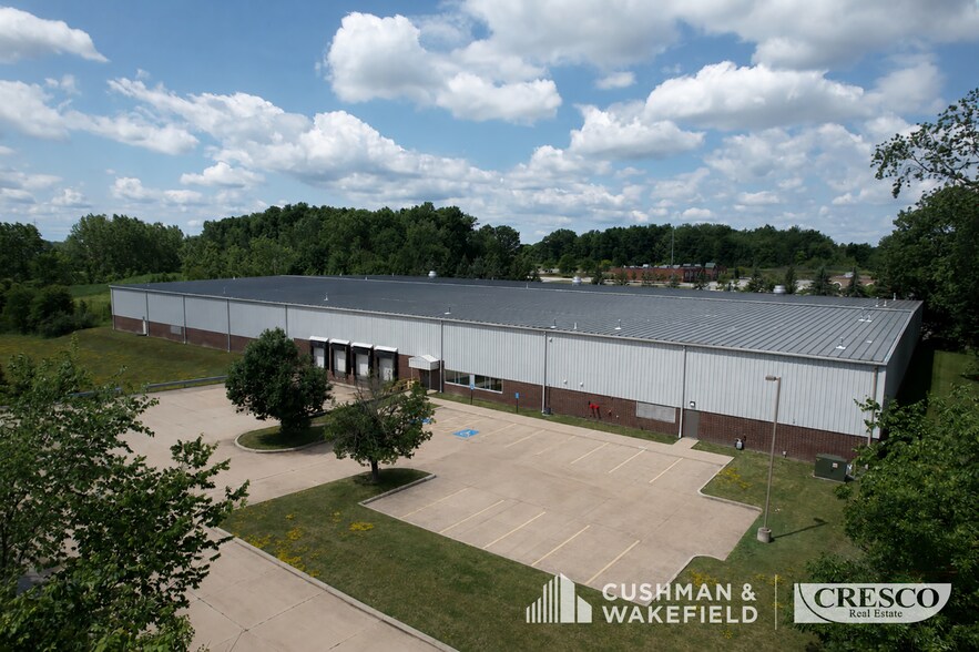 30700 Aurora Rd, Solon, OH à louer - Photo de l’immeuble – Image 1 sur 10