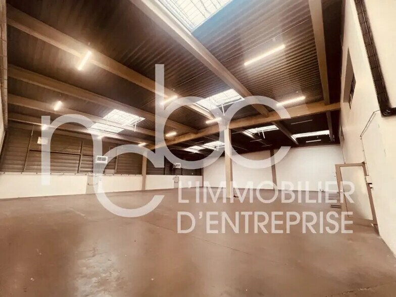 Local d’activités dans Vaulx-en-Velin à louer - Photo de l’immeuble – Image 2 sur 12