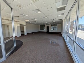 875-901 E Geneva Rd, Carol Stream, IL à louer Photo intérieure– Image 2 sur 4