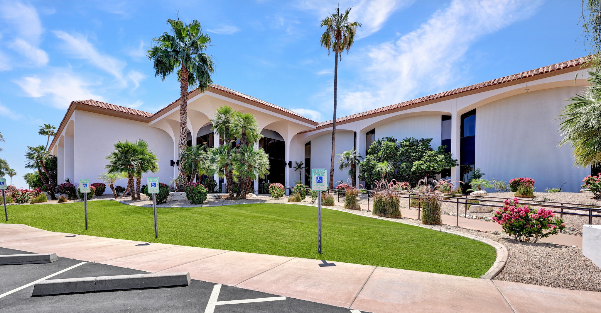 10451 W Palmeras Dr, Sun City, AZ à louer Photo de l’immeuble– Image 1 sur 10
