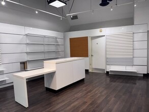 15301 Ventura Blvd, Sherman Oaks, CA à louer Photo intérieure– Image 2 sur 2