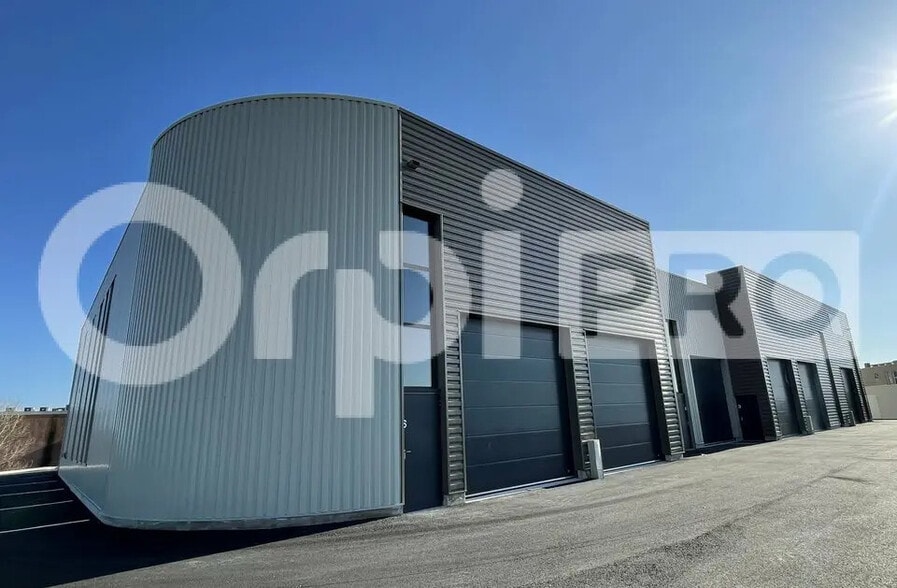 Local d'activités dans SAINT-GEORGES-D'ORQUES à vendre - Photo de l’immeuble – Image 2 sur 4