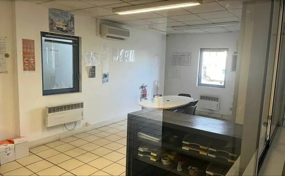 Local d’activités dans Genas à louer - Photo de l’immeuble – Image 2 sur 5